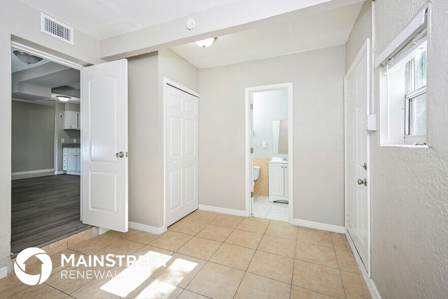 Building Photo - 671 Caliente Way