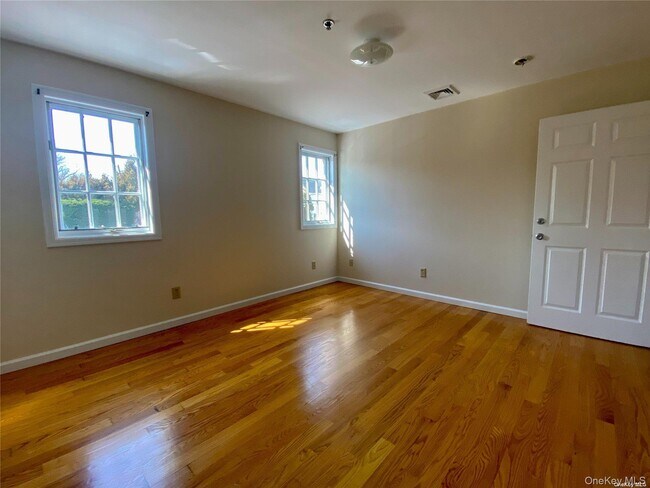 Building Photo - 259 Glen Cove Ave