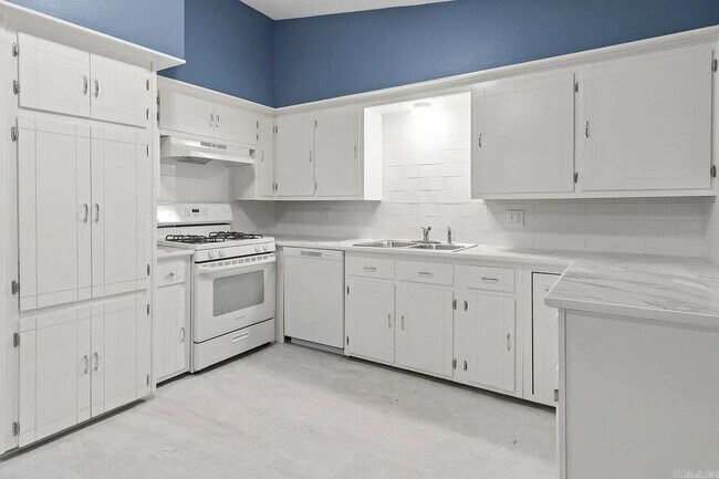 Building Photo - 2502 N Lakeview