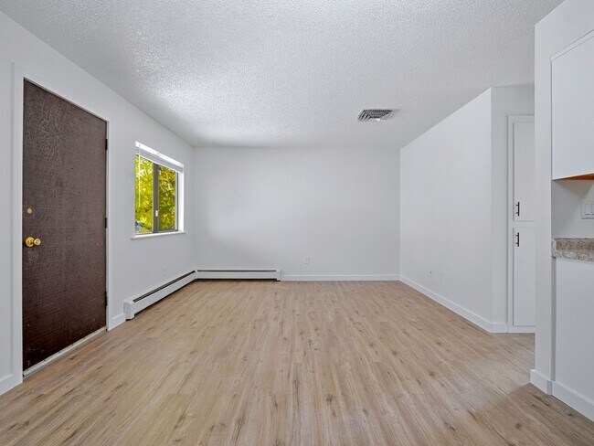 Building Photo - Remodeled 1 Bedroom, 1 Bathroom Apartment- Close to shopping!