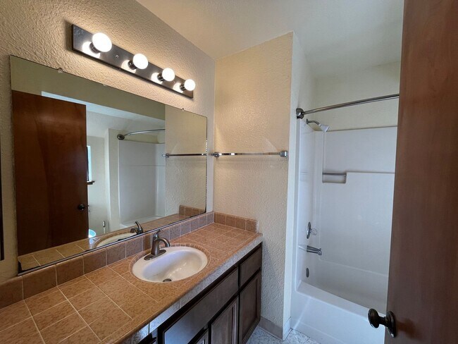 Building Photo - Charming Santa Cruz Townhouse: 3 Beds, 2.5...