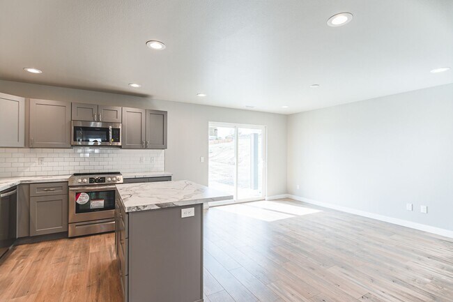 Building Photo - 3 Bed, 2.5 Bath Duplex in Royal City