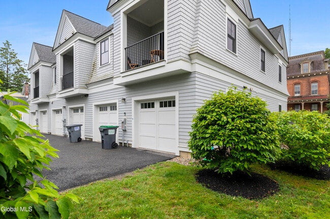 Building Photo - 37 White St