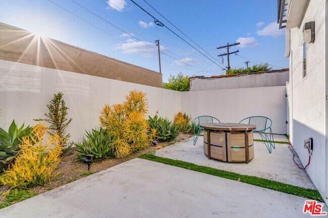 Building Photo - 2627 Somerset Dr
