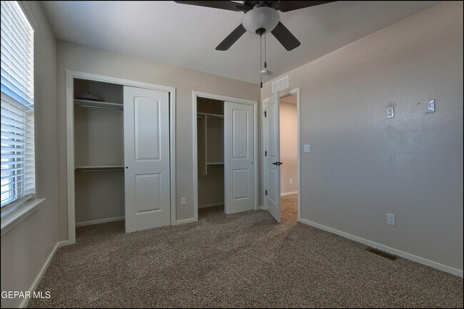 Building Photo - 516 Logwood Ave