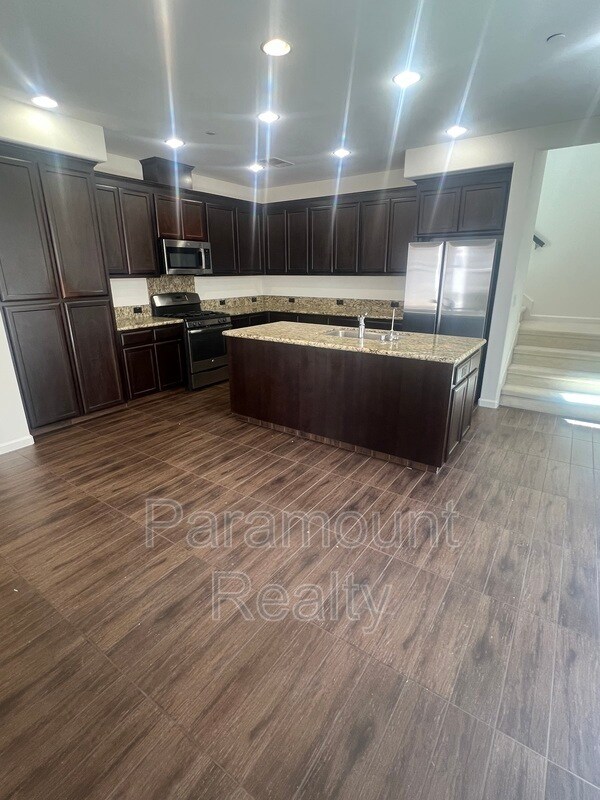 Building Photo - 2017 Tarragon Rose Ct