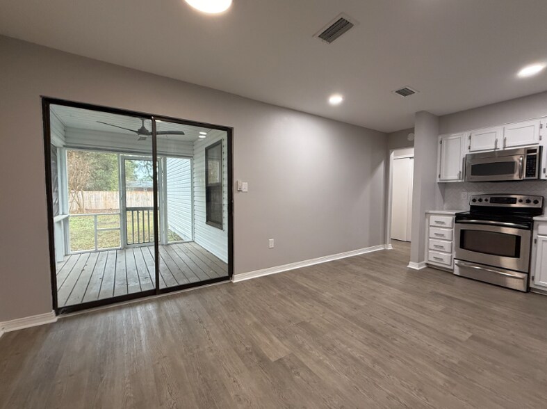 Building Photo - 1810 Valparaiso Blvd