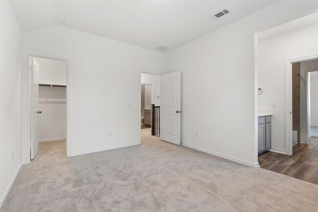 Building Photo - 15818 Dove Holw Dr