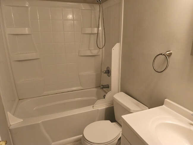 Building Photo - Charming Silver Oaks Rambler Ready for You!