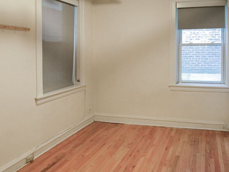 Building Photo - 2206 W Foster Ave