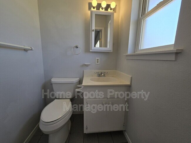 Building Photo - 1309 W Beech Dr