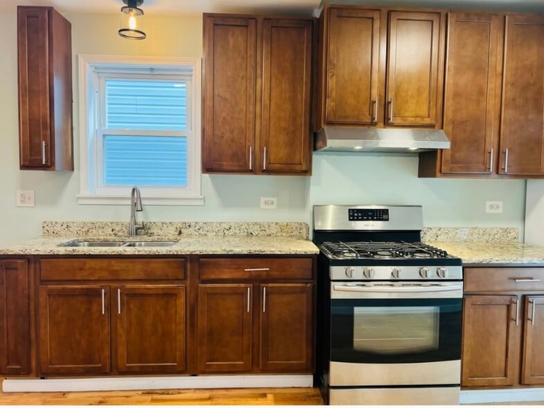 Building Photo - 1115 W 18th Pl