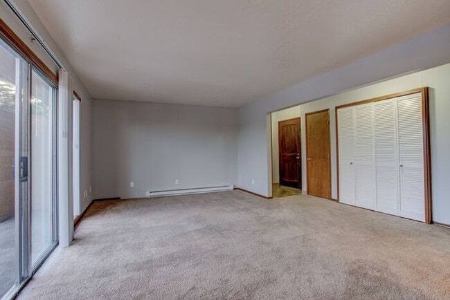 Building Photo - Spacious 2 bedroom apartment at French Cha...
