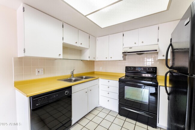 Building Photo - 7930 E Camelback Rd
