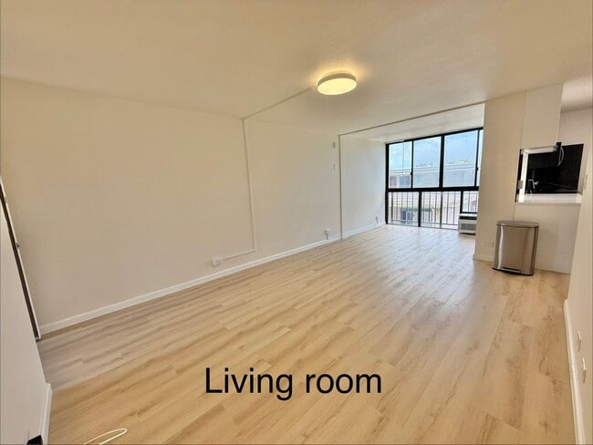 Building Photo - Luna-Liho Towers - Fully renovated, washer/dryer in the unit, AC