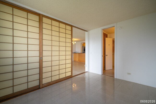 Building Photo - PRIME ALA MOANA/WAIKIKI LOCATION: 2BR/1.5BA Condo with Parking & In-Unit Washer/Dryer!