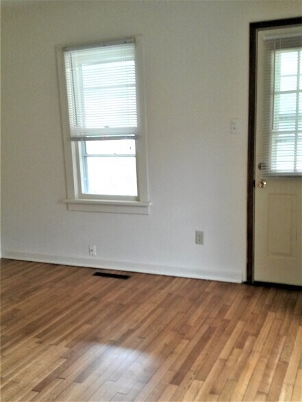 Building Photo - 3702 Hillcrest Dr
