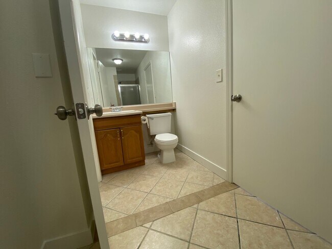 Building Photo - 4-BEDROOM HOUSE. REMODELED KITCHEN-NO HOA!