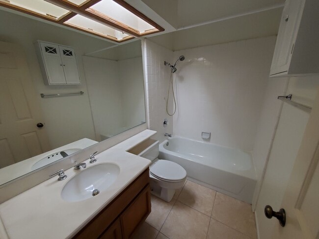 Building Photo - Beautiful Woodbridge/Lakeside Home for Lease!