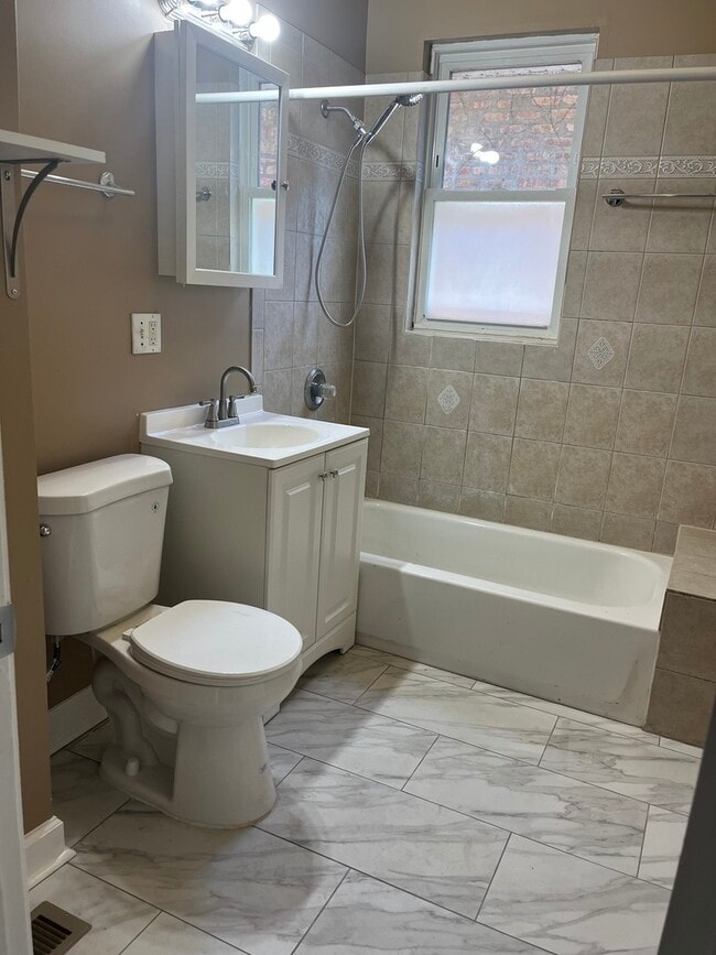 Building Photo - 722 E 91st Pl