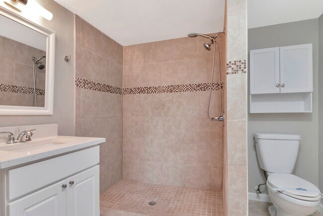 Building Photo - Ground Floor - Corner/End Unit - Upgraded ...