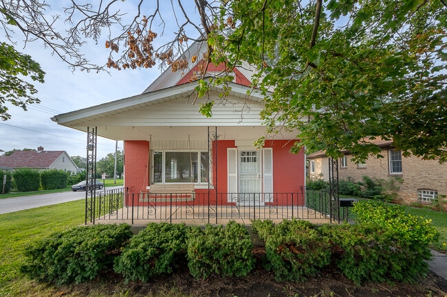 Primary Photo - 29 W 33rd Pl
