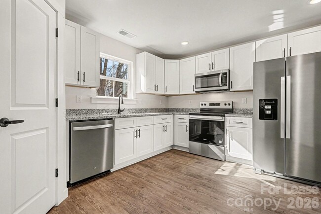 Building Photo - 104 10th Ave SE