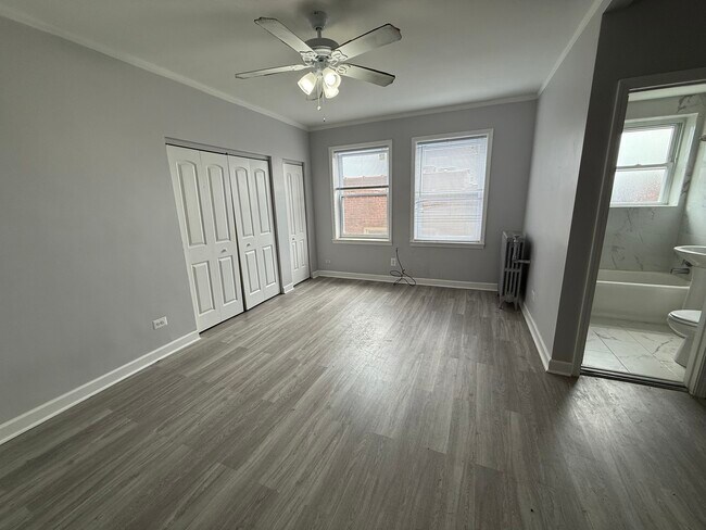 Building Photo - 6930 N Greenview Ave