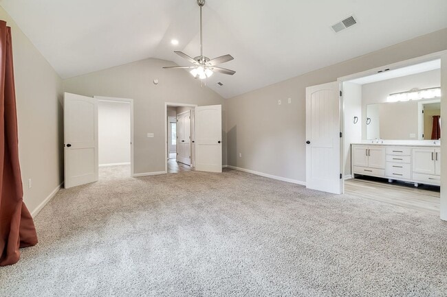 Building Photo - Freshly Painted 4 Bed Home on Huge Lot wit...