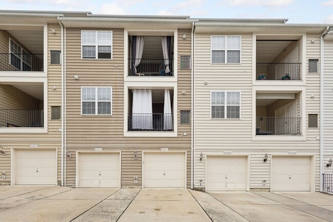 Building Photo - Stunning 2 bed 2.5 bath 2-story condo/townhome