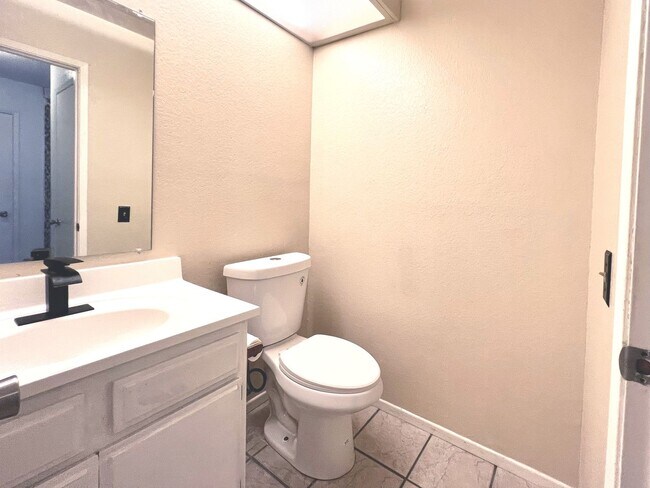 Building Photo - 1380 W 48th St