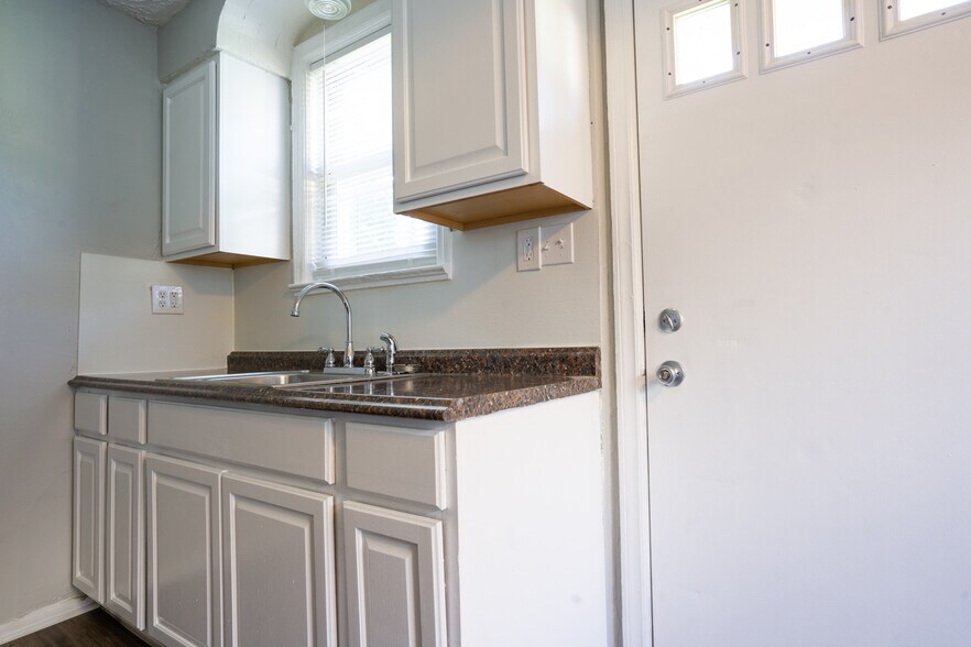 Kitchen - 1725 E Frankfort St