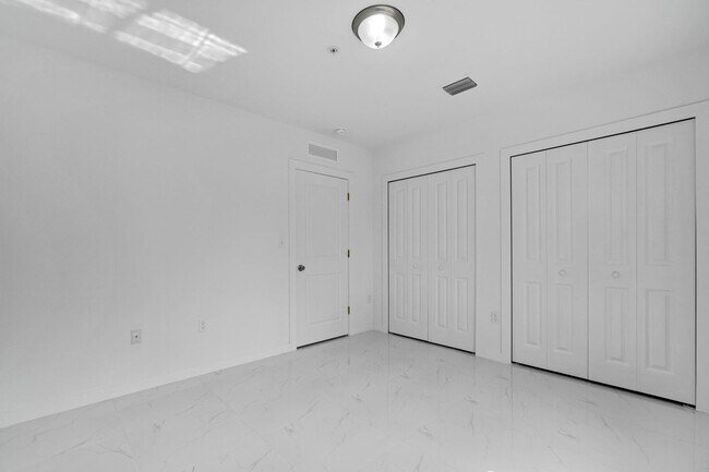 Building Photo - Goulds 4 Bed Triplex