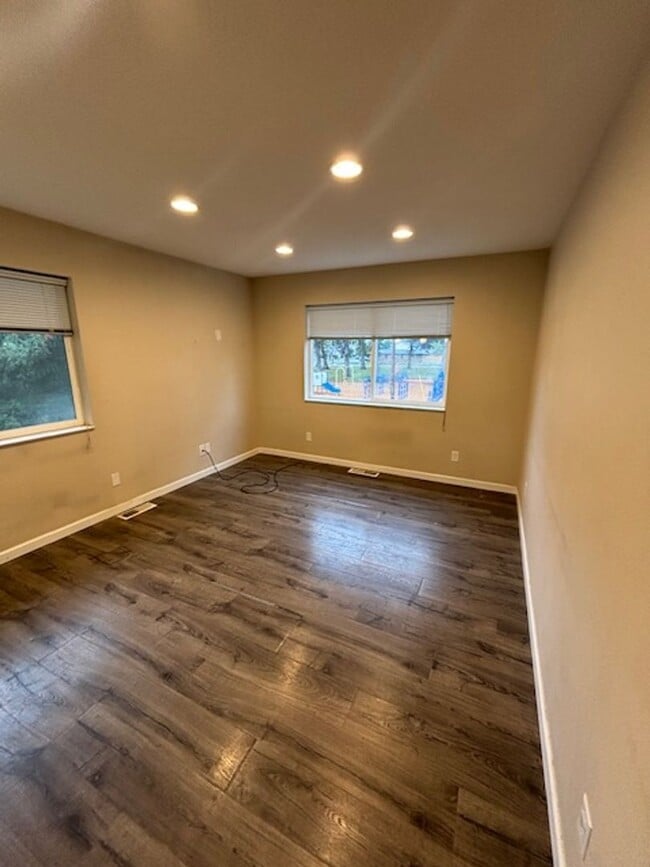 Building Photo - PGE and Water Included in rent!  1 Bedroom...