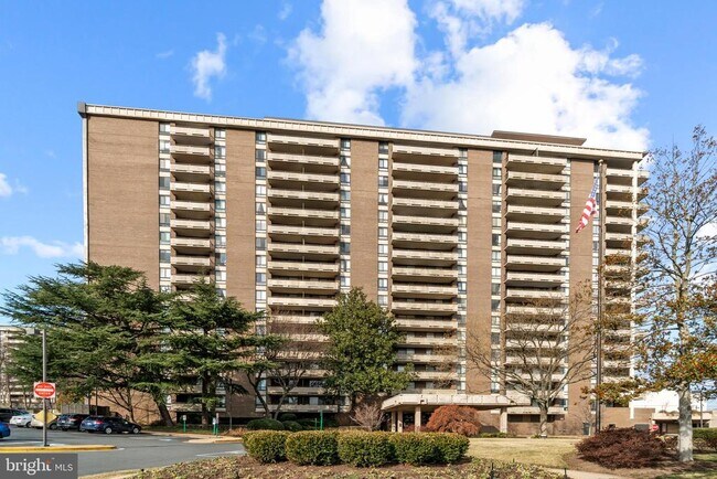 Building Photo - 1800 Old Meadow Rd