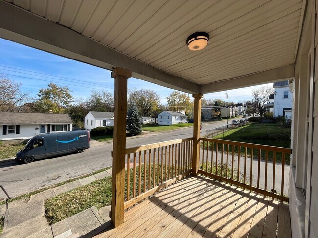 Building Photo - 3 bedroom 2 bath with Garage