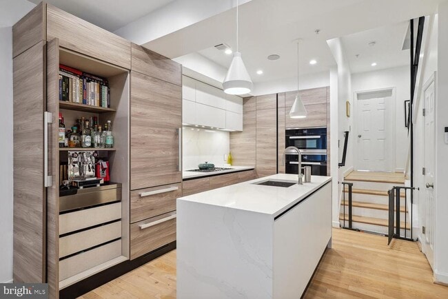 Building Photo - 2242 Ontario Rd NW