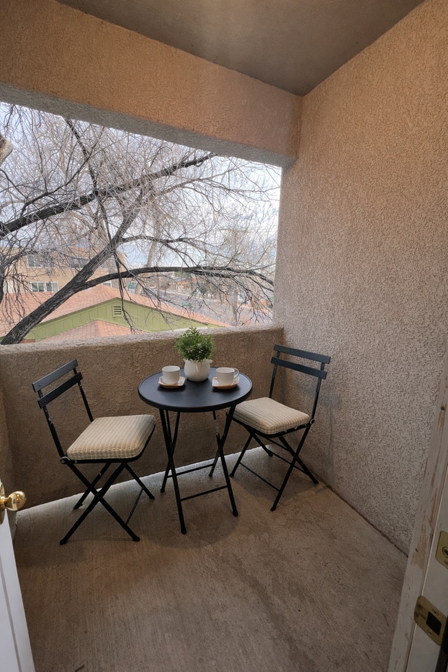 Building Photo - 3 Bedroom Duplex Near Downtown Available!