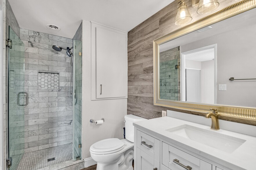 Ensuite Shower - 1880 N Greengrove St