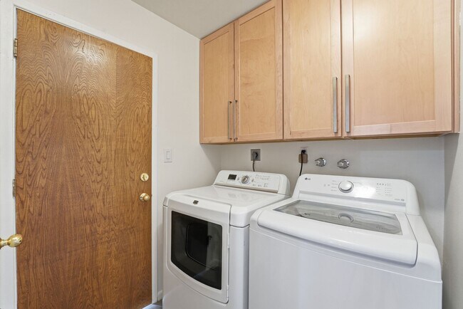 Building Photo - Welcome to this beautiful 5-bedroom, 3-bathroom home in Tempe Arizona!