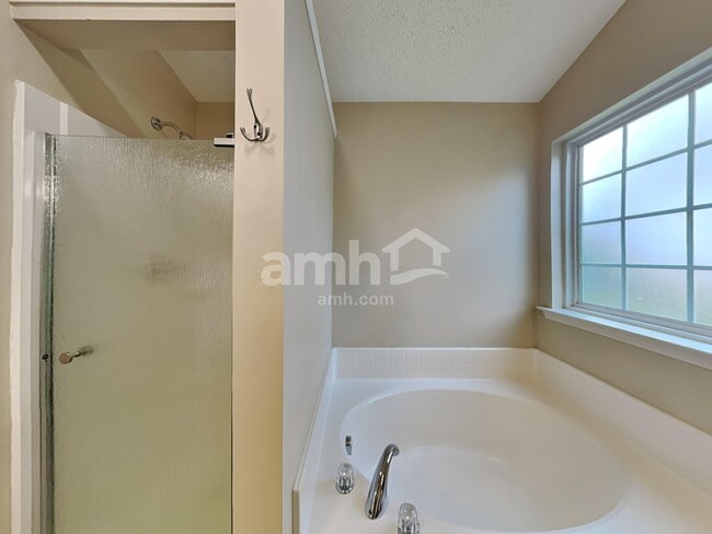 Building Photo - 6 Semmelrock Dr