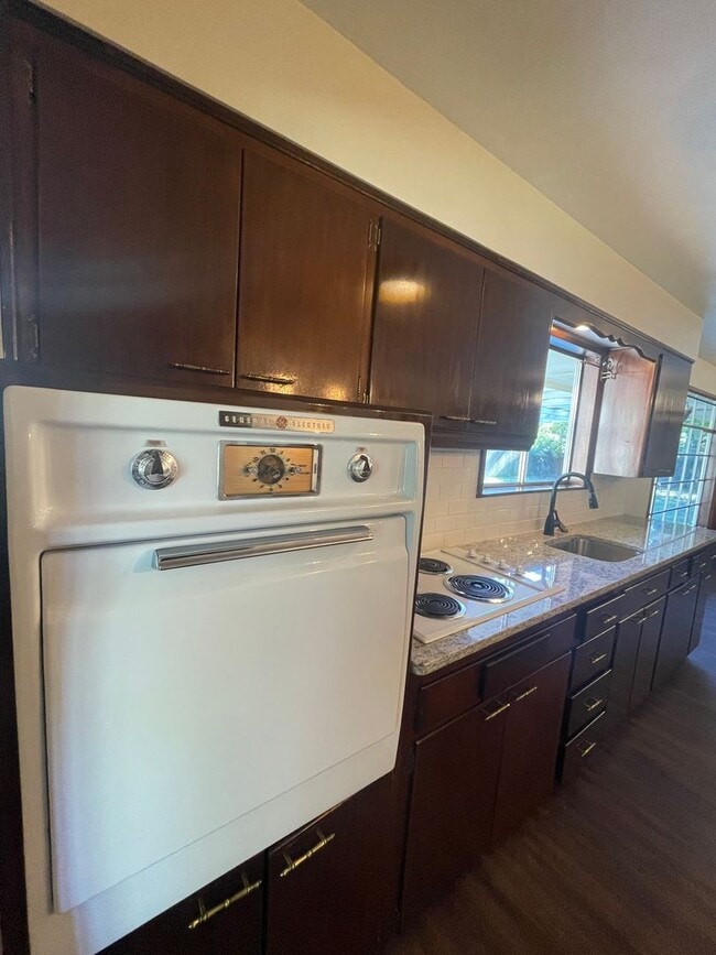 Building Photo - Beautiful 3 bedroom 2 bath home located in Southern Hills Subdivision