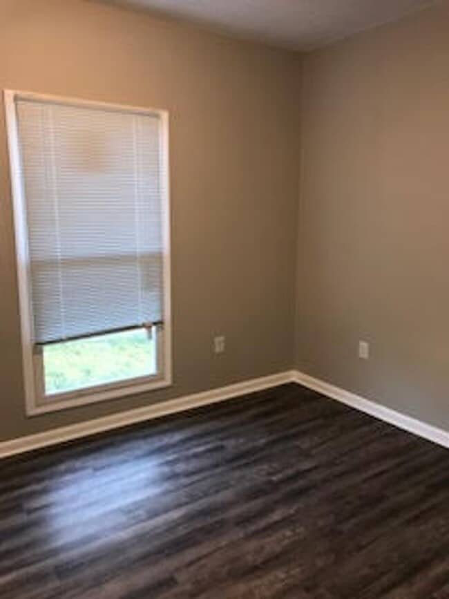 Building Photo - 2 bedroom w/ 1 car garage