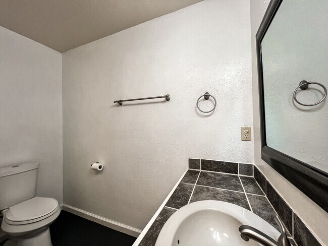 Building Photo - 1825 Lakeview Dr