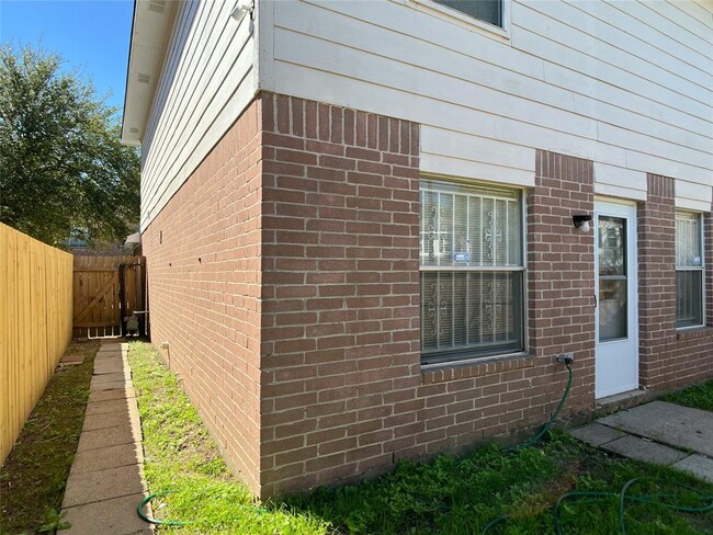 Building Photo - 8222 Gold Tee Dr