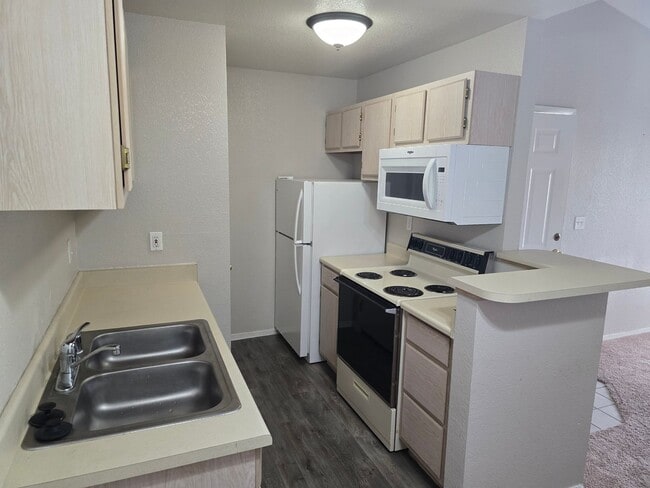 Building Photo - ***GREAT 1 BEDROOM/ 1 BATH CONDO ON SECOND...