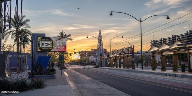 Building Photo - 712 N Santa Barbara