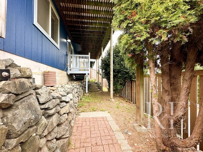 Building Photo - Rambler with 2-Car Garage, RV/Boat Parking...