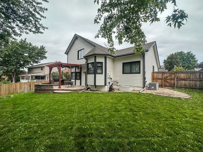 Building Photo - Beautifully 4BR, 3BA Tri-Level with Gorgeo...