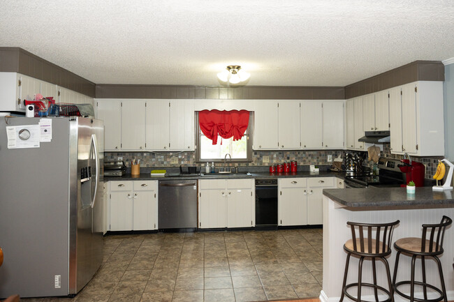 Building Photo - 122 Friar Tuck Ave